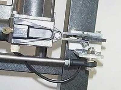 plastic rod end on revolving door closure limiter